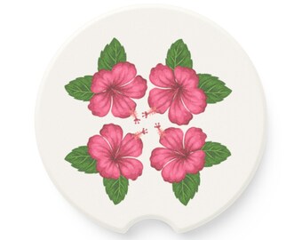 Può includere: Un sottobicchiere rotondo per auto bianco sporco con un motivo ripetuto di quattro fiori di ibisco rosa e foglie verdi. Il sottobicchiere ha una piccola tacca per una facile rimozione.