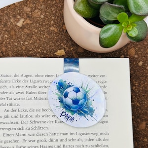 Magnetisches glitzerndes Lesezeichen Fussball – Fussballfans Buchaccessoire – Personalisierbar mit Namen auf dem Rasen