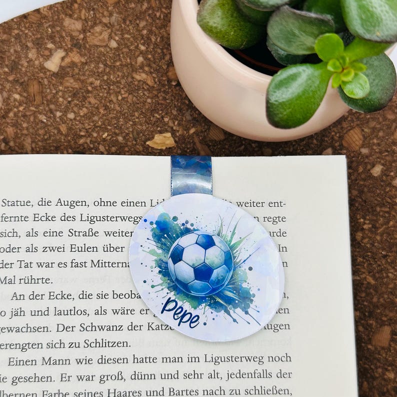Magnetisches glitzerndes Lesezeichen Fussball – Fussballfans Buchaccessoire – Personalisierbar mit Namen auf dem Rasen
