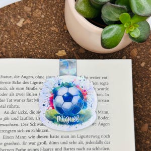 Magnetisches glitzerndes Lesezeichen Fussball – Fussballfans Buchaccessoire – Personalisierbar mit Namen buntem Hintergrund