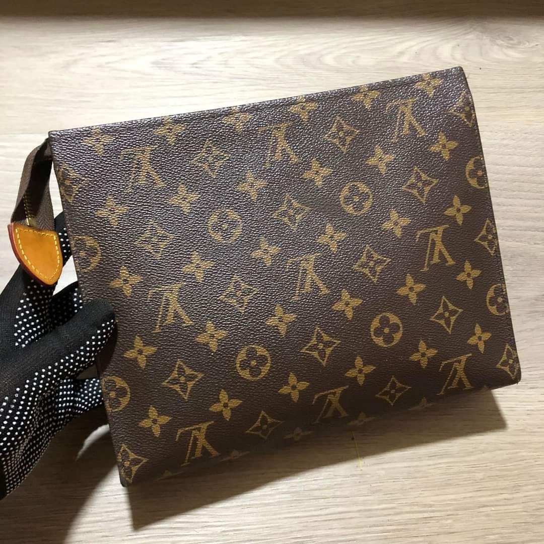 Black louis vuitton toiletry bag hotsell