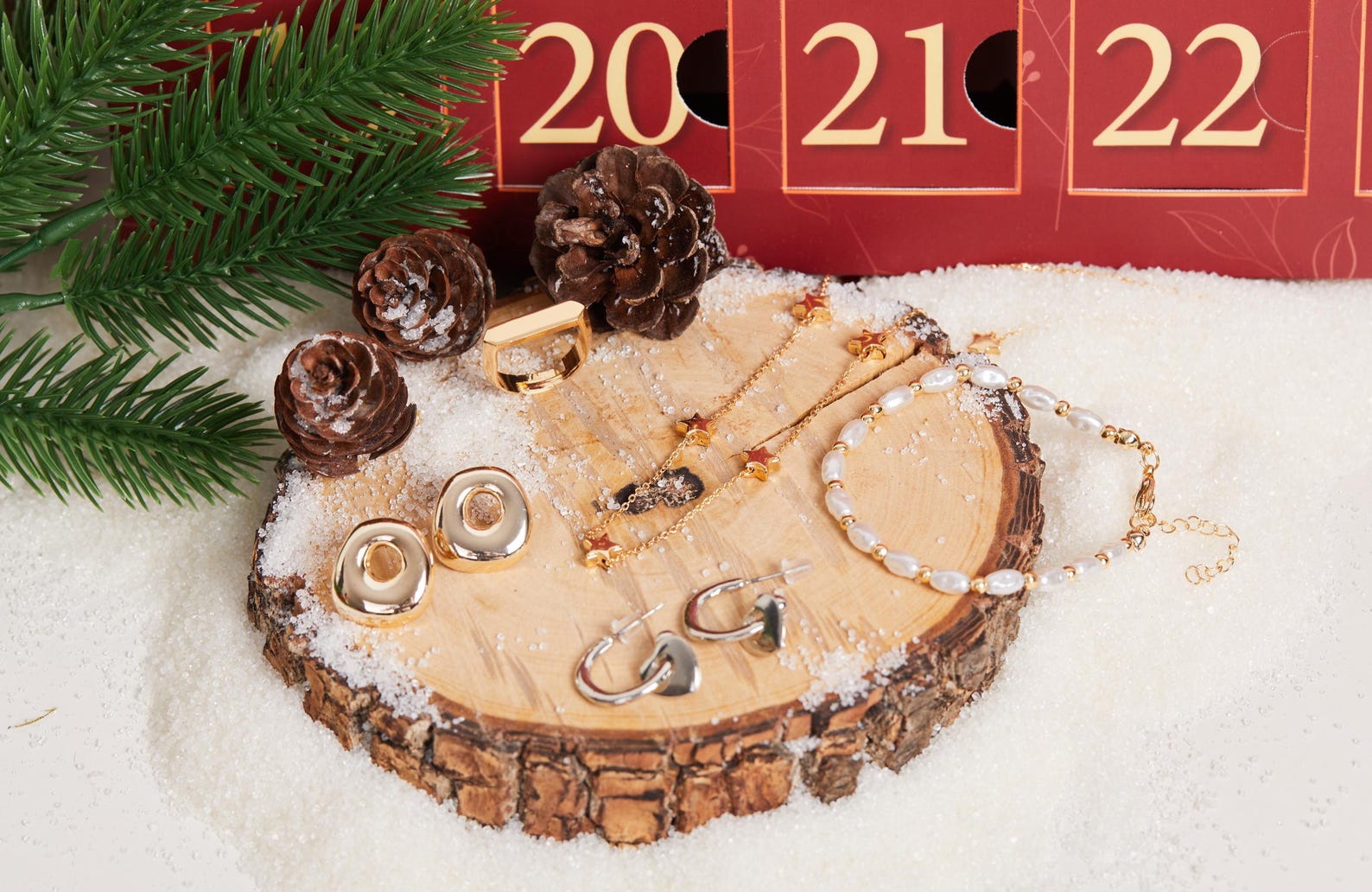 Christmas Charm Bracelet Advent Calendar - Festive Jewelry Gift Set with Pendants and Beads main image 0