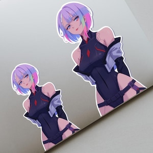 Peut inclure: Deux autocollants représentant des illustrations de femmes de style anime avec des cheveux colorés et des tenues noires. Les femmes portent des tenues noires avec des accents blancs et ont des cheveux colorés. Les autocollants sont sur un ordinateur portable.