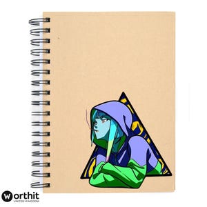 Puede incluir: Cuaderno de espiral con una cubierta de color beige. Presenta una ilustraci&oacute;n de estilo anime de una persona con piel azul, que lleva una sudadera con capucha morada y mangas verdes, fumando un cigarrillo. La ilustraci&oacute;n est&aacute; sobre un tri&aacute;ngulo negro y amarillo.