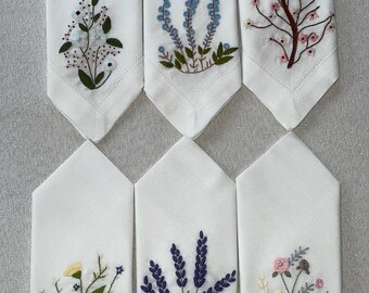 Set mit 6 handgefertigten weißen Leinenservietten mit Perlen, handgesticktes Blumenmuster, perfekt für Hochzeiten, Cocktailpartys und Tischdekoration