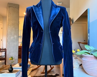 Blazer de pasarela de terciopelo azul de Yves Saint Laurent por Tom Ford, colección otoño/invierno 2002.