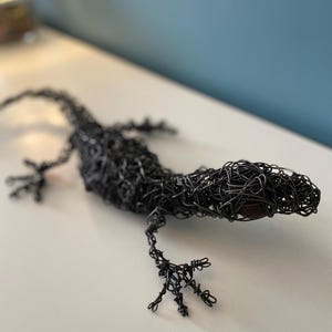 Handgefertigte Metall Gecko Wandkunst - Holzakzente | Einzigartige Wandbehang Wohnkultur