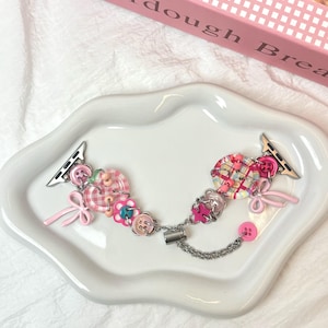 Pulseira personalizada com iniciais Y2K Coquette rosa para Apple Watch e Samsung Watch, pulseira com laço e botão para iWatch, pulseira feminina kawaii personalizada.