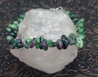 Bracciale in zoisite rubino fatto a mano: gioielli con pietra grezza per l'equilibrio energetico, regalo personalizzato