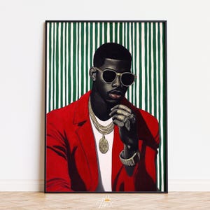 Puede incluir: Una impresión artística enmarcada que presenta un retrato de una persona con gafas de sol y una blazer roja. La persona está adornada con joyas de oro, sobre un fondo a rayas verdes y blancas. La obra de arte tiene una estética moderna y elegante.
