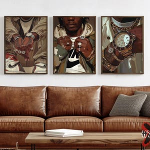 Puede incluir: Tres impresiones de arte enmarcadas que presentan im&aacute;genes de primer plano de una persona que lleva joyas de oro y un reloj. La persona lleva una chaqueta de cuero marr&oacute;n, una chaqueta negra y blanca y una camisa blanca. Las impresiones se colocan contra un sof&aacute; de cuero marr&oacute;n.