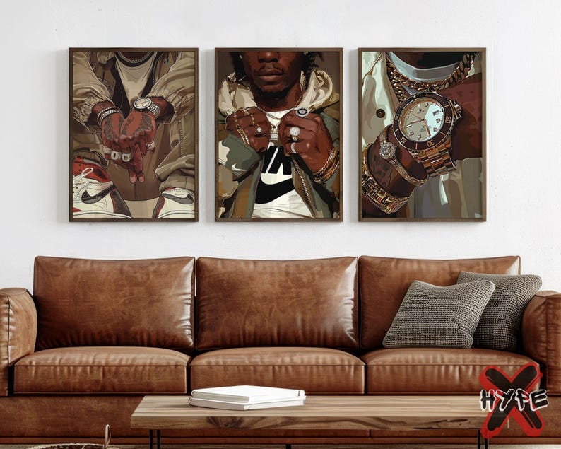 Puede incluir: Tres impresiones de arte enmarcadas que presentan im&aacute;genes de primer plano de una persona que lleva joyas de oro y un reloj. La persona lleva una chaqueta de cuero marr&oacute;n, una chaqueta negra y blanca y una camisa blanca. Las impresiones se colocan contra un sof&aacute; de cuero marr&oacute;n.