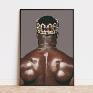 Pode incluir: Impress&atilde;o art&iacute;stica das costas de uma pessoa usando uma coroa de joias e uma corrente de ouro. A obra de arte apresenta um tom de pele escuro e um fundo cinza. A coroa &eacute; adornada com pedras preciosas de v&aacute;rias cores.