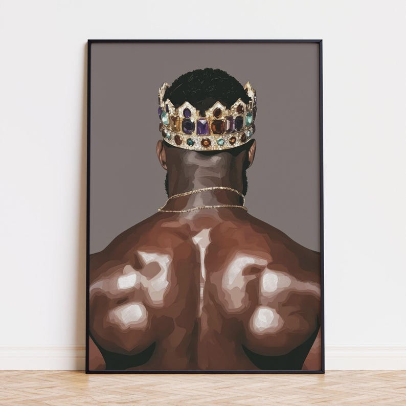 Pode incluir: Impress&atilde;o art&iacute;stica das costas de uma pessoa usando uma coroa de joias e uma corrente de ouro. A obra de arte apresenta um tom de pele escuro e um fundo cinza. A coroa &eacute; adornada com pedras preciosas de v&aacute;rias cores.