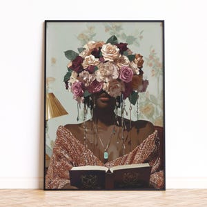 Puede incluir: Una mujer con un ramo de rosas rosas, blancas y rojas que le cubren la cara est&aacute; leyendo un libro. Lleva un su&eacute;ter marr&oacute;n y un collar plateado con un colgante turquesa.