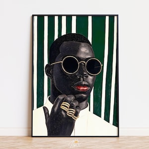 Puede incluir: Retrato enmarcado de una persona con piel oscura que lleva gafas de sol con montura dorada y varios anillos dorados. La persona lleva una camisa blanca y lápiz de labios rojo. El fondo presenta rayas verticales verdes y blancas.