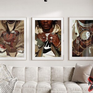 Puede incluir: Tres impresiones de arte enmarcadas que presentan retratos de personas que llevan cadenas y relojes de oro. Los retratos son de estilo moderno con un enfoque en el detalle.
