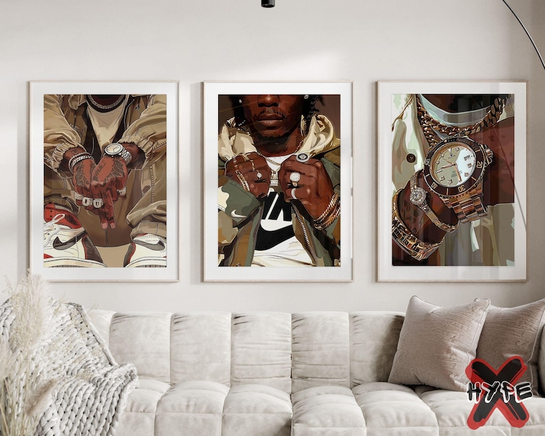 Puede incluir: Tres impresiones de arte enmarcadas que presentan retratos de personas que llevan cadenas y relojes de oro. Los retratos son de estilo moderno con un enfoque en el detalle.