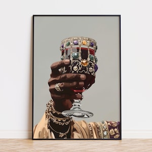 Könnte beinhalten: Eine Hand hält ein Kelch mit einem juwelenbesetzten Rand, gefüllt mit Rotwein. Der Kelch ist mit bunten Edelsteinen verziert. Die Hand trägt mehrere goldene Armbänder.