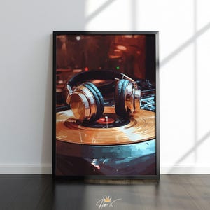 Puede incluir: Una impresión enmarcada que presenta un primer plano de equipo de DJ. Auriculares dorados y negros descansan sobre un disco de vinilo dorado en un tocadiscos. La imagen tiene una estética oscura y atmosférica, centrada en la música y la tecnología de audio.