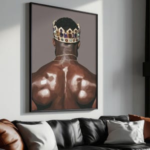 Pode incluir: Impress&atilde;o art&iacute;stica emoldurada que retrata as costas de uma pessoa usando uma coroa de joias e uma corrente de ouro. A obra apresenta uma pessoa de pele escura com as costas musculosas, em um fundo cinza suave. A impress&atilde;o &eacute; emoldurada em preto.