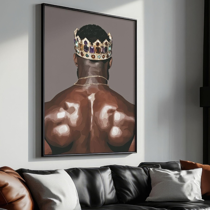 Pode incluir: Impress&atilde;o art&iacute;stica emoldurada que retrata as costas de uma pessoa usando uma coroa de joias e uma corrente de ouro. A obra apresenta uma pessoa de pele escura com as costas musculosas, em um fundo cinza suave. A impress&atilde;o &eacute; emoldurada em preto.