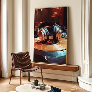 K&ouml;nnte beinhalten: Ein gerahmtes Kunstwerk zeigt eine goldene Schallplatte mit Kopfh&ouml;rern. Die Kopfh&ouml;rer haben goldene Ohrmuscheln und schwarze Polster. Das Kunstwerk befindet sich in einem goldenen Rahmen und wird auf einem Holzregal ausgestellt. Ein brauner Ledersessel und ein runder Tisch befinden sich im Vordergrund.