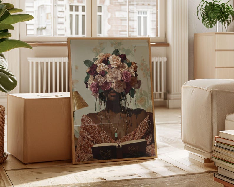 Puede incluir: Una impresi&oacute;n enmarcada de una mujer con un ramo de flores rosas, blancas y moradas que le cubren la cara. Lleva un su&eacute;ter marr&oacute;n y sostiene un libro. El fondo es un patr&oacute;n floral verde claro y blanco.