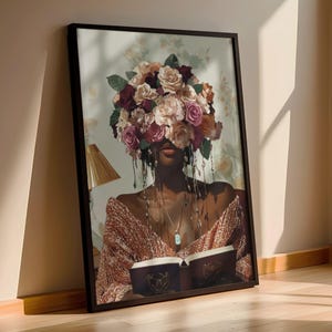Puede incluir: Una mujer con un ramo de flores rosas, blancas y moradas que le cubren la cara est&aacute; leyendo un libro. Lleva un su&eacute;ter marr&oacute;n y un collar plateado con un colgante turquesa.