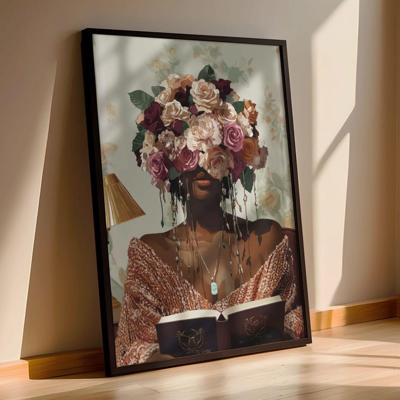 Puede incluir: Una mujer con un ramo de flores rosas, blancas y moradas que le cubren la cara est&aacute; leyendo un libro. Lleva un su&eacute;ter marr&oacute;n y un collar plateado con un colgante turquesa.