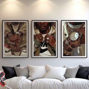 Puede incluir: Tres impresiones de arte enmarcadas con una persona que lleva una chaqueta blanca y negra con joyas de oro y un gran reloj de oro. La persona lleva una chaqueta blanca y negra con joyas de oro y un gran reloj de oro. La persona lleva una chaqueta blanca y negra con joyas de oro y un gran reloj de oro.
