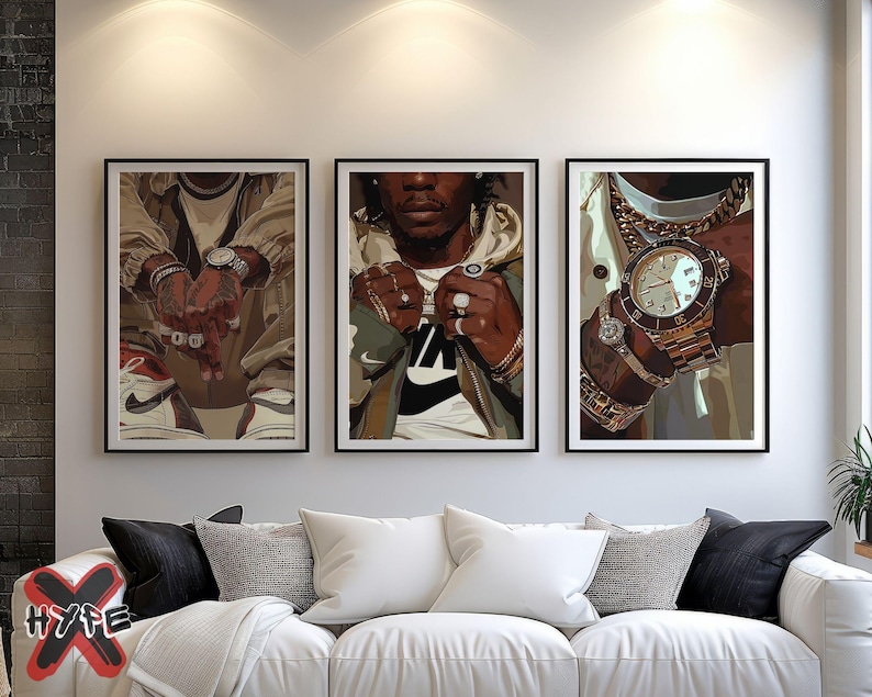 Puede incluir: Tres impresiones de arte enmarcadas con una persona que lleva una chaqueta blanca y negra con joyas de oro y un gran reloj de oro. La persona lleva una chaqueta blanca y negra con joyas de oro y un gran reloj de oro. La persona lleva una chaqueta blanca y negra con joyas de oro y un gran reloj de oro.