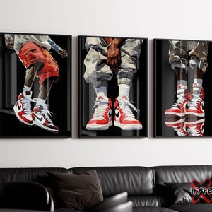 Peut inclure: Ensemble de trois impressions d'art encadrées présentant des illustrations stylisées de personnes portant des baskets montantes rouges et blanches. L'œuvre d'art a un fond noir et les baskets sont le point central. Les cadres sont noirs.