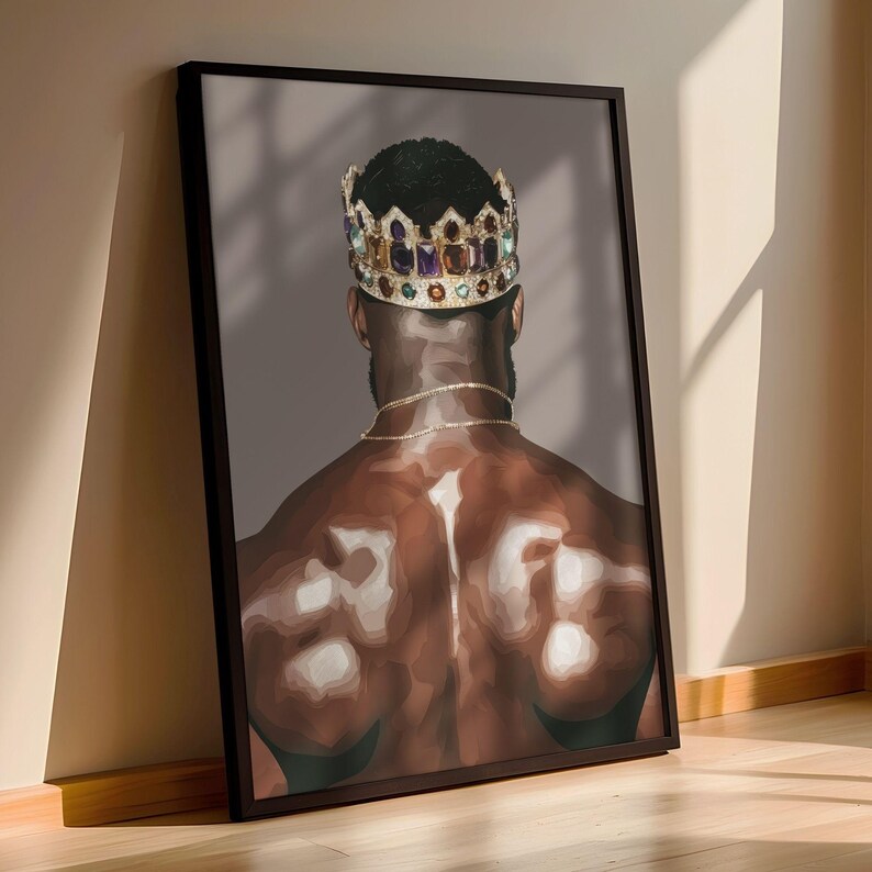 Pode incluir: Impress&atilde;o art&iacute;stica emoldurada com uma figura musculosa vista por tr&aacute;s, usando uma coroa de joias e uma corrente de ouro. A obra de arte tem um tema sombrio e r&eacute;gio, com foco no f&iacute;sico e nos adornos do sujeito. A impress&atilde;o est&aacute; em uma moldura preta.