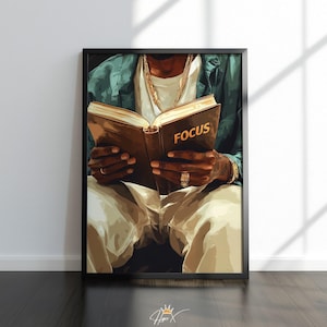 Puede incluir: Impresión artística enmarcada que muestra a una persona leyendo un libro con la palabra "FOCUS" en la portada. La persona lleva una chaqueta verde azulado, joyas doradas y pantalones color beige. La obra de arte está enmarcada en negro.