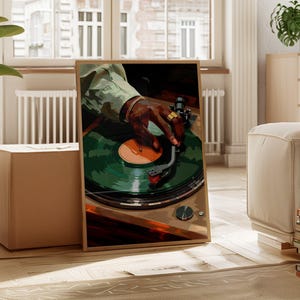 Op de afbeelding: Een close-up van een hand die een groene vinylplaat op een draaitafel aanpast. De hand draagt een gouden ring. De draaitafel is bruin en heeft een zwarte naald.