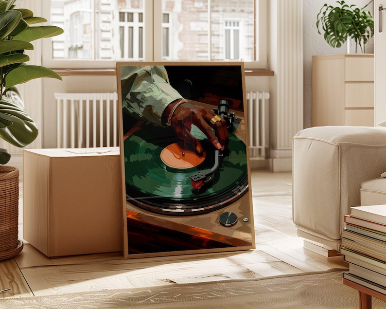 Op de afbeelding: Een close-up van een hand die een groene vinylplaat op een draaitafel aanpast. De hand draagt een gouden ring. De draaitafel is bruin en heeft een zwarte naald.