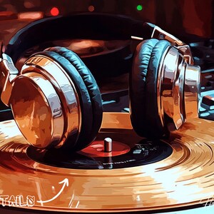 K&ouml;nnte beinhalten: Ein gold-silberner DJ-Kopfh&ouml;rer liegt auf einer Schallplatte. Der Kopfh&ouml;rer hat gro&szlig;e, gepolsterte Ohrmuscheln und ein metallisches Finish. Die Schallplatte ist goldfarben mit roter Mitte. Das Wort "DETAILS" steht unten links.