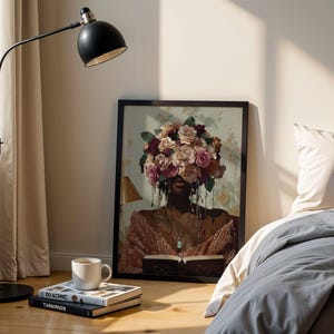 Puede incluir: Una impresi&oacute;n enmarcada de una mujer con una corona de flores que le cubre la cara. La mujer lleva un collar de oro y un su&eacute;ter marr&oacute;n. Est&aacute; sosteniendo un libro en sus manos. La impresi&oacute;n est&aacute; colgada en una pared de un dormitorio.