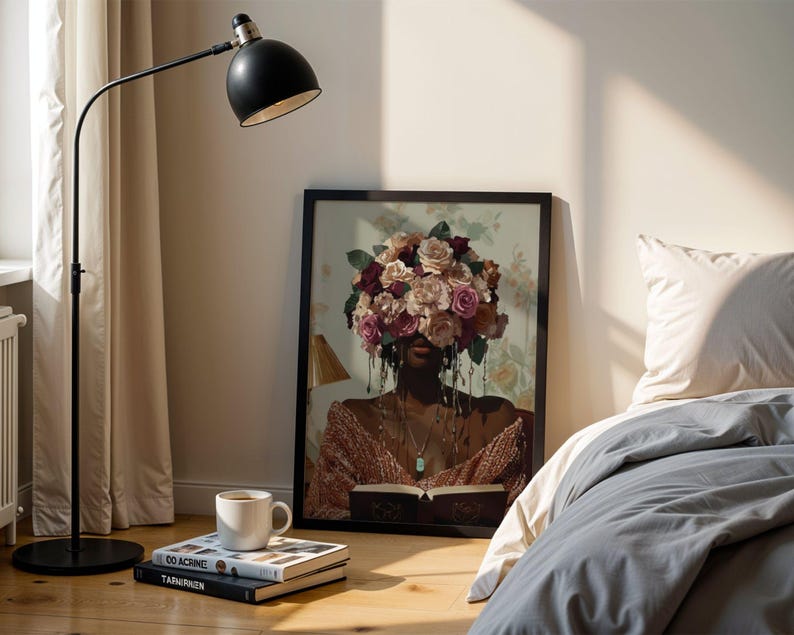 Puede incluir: Una impresi&oacute;n enmarcada de una mujer con una corona de flores que le cubre la cara. La mujer lleva un collar de oro y un su&eacute;ter marr&oacute;n. Est&aacute; sosteniendo un libro en sus manos. La impresi&oacute;n est&aacute; colgada en una pared de un dormitorio.