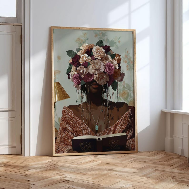 Puede incluir: Una mujer con una corona de flores que le cubre la cara est&aacute; sentada en una silla y lee un libro. Las flores son rosas, blancas y marrones. La mujer lleva un su&eacute;ter marr&oacute;n y un collar.