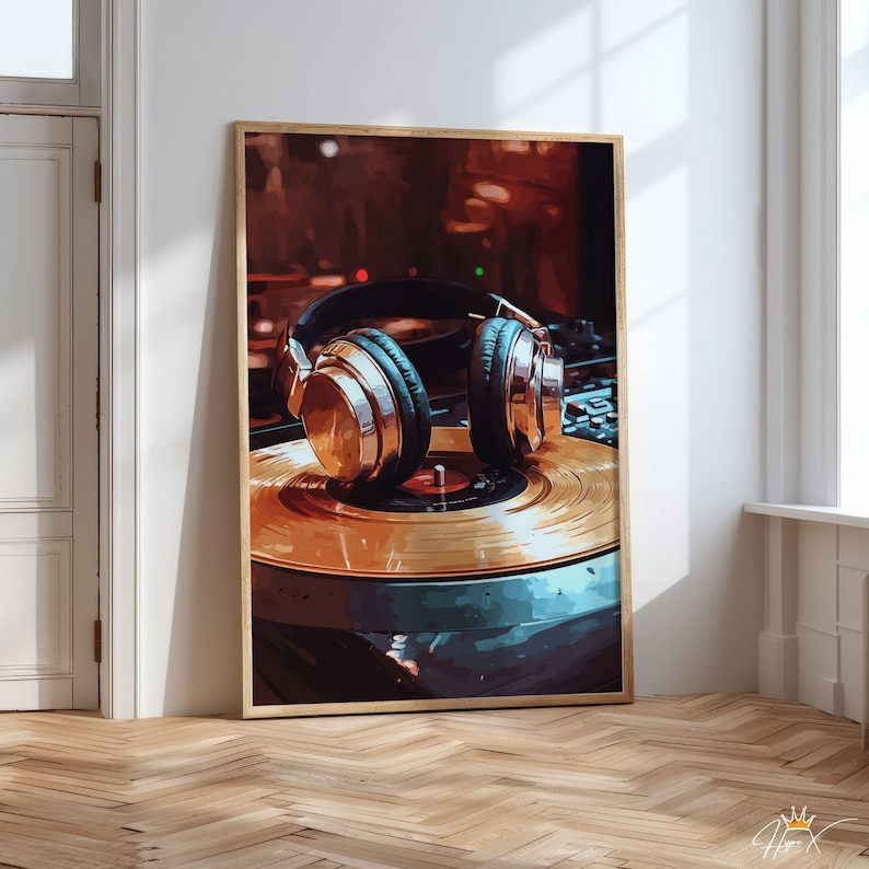 K&ouml;nnte beinhalten: Gerahmter Kunstdruck mit einem Plattenspieler und goldenen Kopfh&ouml;rern. Das Kunstwerk verwendet eine warme Farbpalette mit Braun-, Gold- und Schwarzt&ouml;nen. Das Bild ist vor einem verschwommenen Hintergrund platziert, wodurch die Audioausr&uuml;stung in den Fokus ger&uuml;ckt wird.