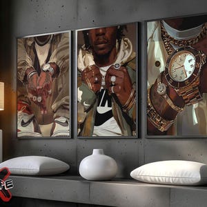 Puede incluir: Tres impresiones de arte enmarcadas que muestran a una persona con una chaqueta blanca y negra con una cadena de oro y un gran reloj de oro. La persona lleva una camisa blanca y una chaqueta blanca y negra. Las impresiones est&aacute;n colocadas contra una pared gris.