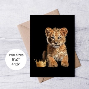 Tarjeta de felicitación con un adorable leoncito con corona: ilustración digital dibujada a mano para niños, cumpleaños o decoración de guardería, tarjeta de aniversario