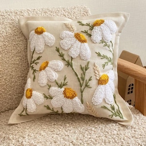 Handmade Daisy Punch Needle Pillow Cover: Embroidered Cotton Cushion