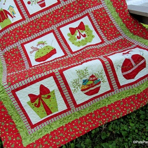 Christmas Elves Quilt, Quilted Christmas Blanket, Christmas Lap Quilt, Christmas Wall Hanging, Quilt with Minky Backing Red White Green image 4