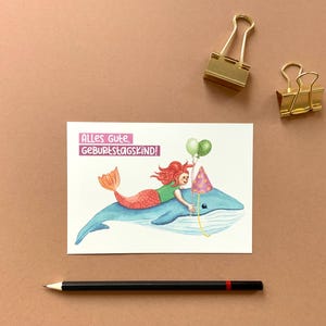 Postkarte zum Geburtstag „Alles Gute, Geburtstagskind“ Wal mit Meerjungfrau | Glückwunschkarte Ozean | DIN A6 Karte Naturpapier