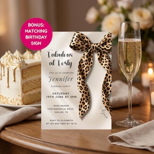 Op de afbeelding: Een verjaardagsuitnodiging met de tekst "Fabulous at Forty" en een luipaardprint strik. De uitnodiging bevat details voor Jennifer's feest, een stuk taart en een champagneglas. Een bijpassend verjaardagsbord is inbegrepen.