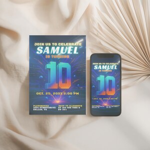 Op de afbeelding: Een verjaardagsuitnodiging met de tekst "Doe mee om Samuel's 10e verjaardag te vieren" in blauw en oranje. De uitnodiging ligt op een wit oppervlak naast een smartphone met hetzelfde ontwerp.