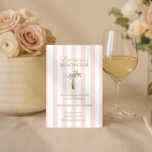 Op de afbeelding: Een roze en witte gestreepte uitnodigingskaart met de tekst "Leonora's Beach Club" en een palmboomillustratie. De uitnodiging bevat details voor een verjaardagsfeest, met een taart en wijnglas op de achtergrond.